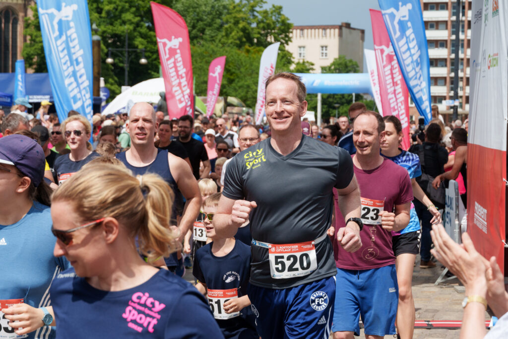 3000 Teilnehmer und tausende Zuschauer feiern ihren 32. Rostocker Citylauf